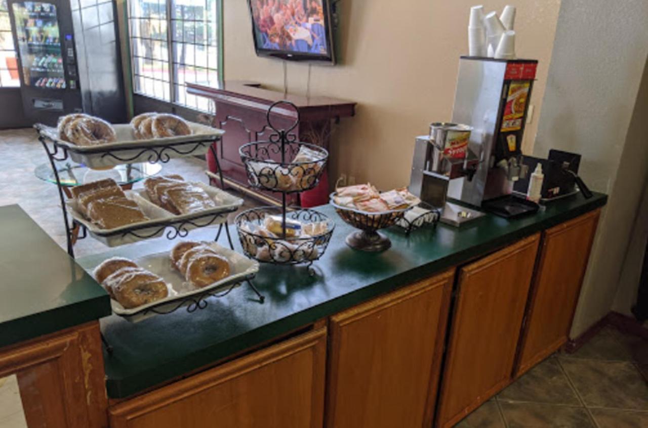 Atrium Inn 포트스톡턴 외부 사진